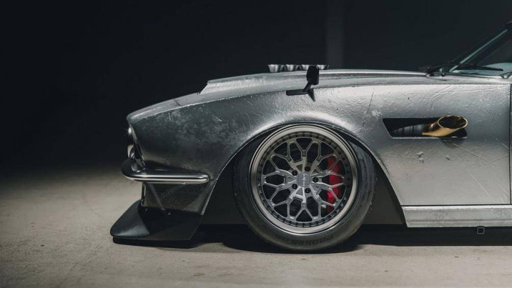 Bộ mâm cổ điển cũng được sơn bạc và ống xả đặt bên hông