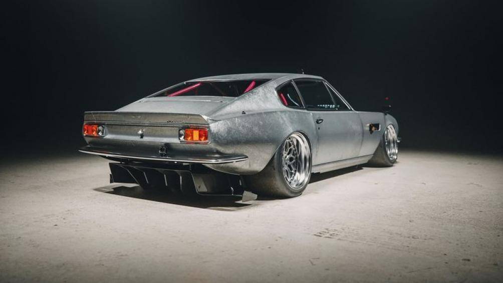 Điểm nhấn chính là hốc gió trung tâm trên mui xe, thiết kế hầm hố ở cả mặt tiền và đuôi