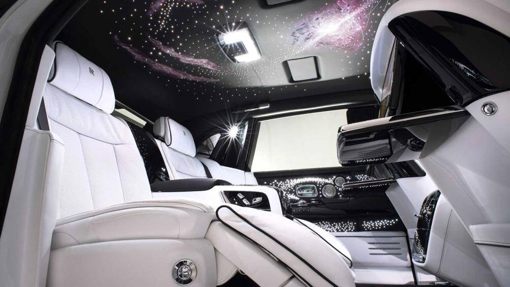 Bên trong, chiếc xe này được bọc da nội thất màu trắng (Arctic White) với các đường nét tương phản, chỉ khâu màu đen