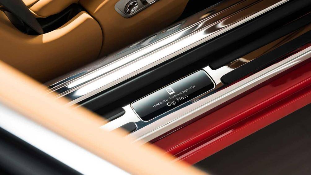 Bên trong, nội thất của chiếc xe sang mui trần này được bọc da nguyên hạt không màu, kết hợp cùng các chi tiết da tương phản tạo điểm nhấn màu đen