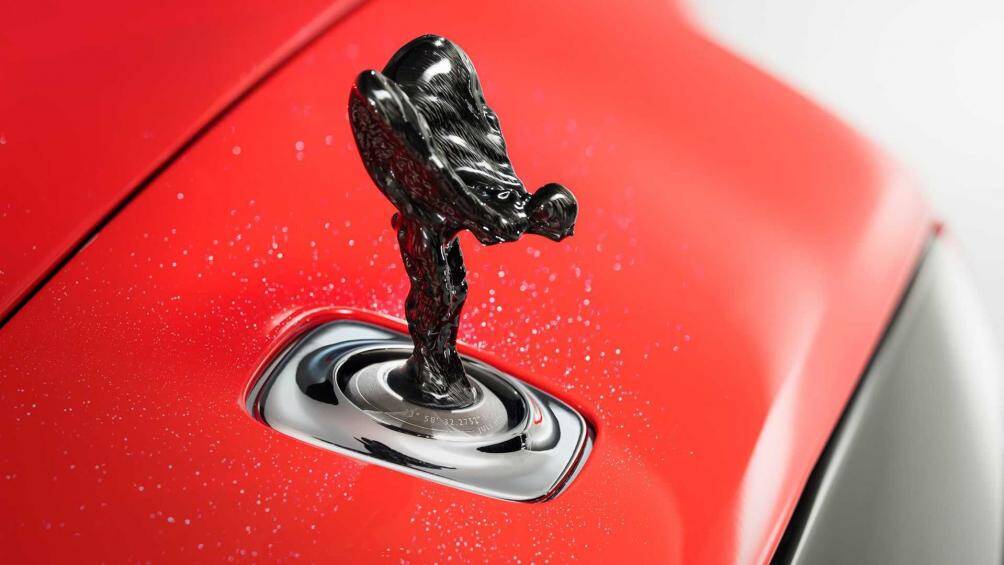 Còn trên chiếc Dawn, tượng này được làm bằng sợi carbon với chữ số "1981" – năm họ cưới