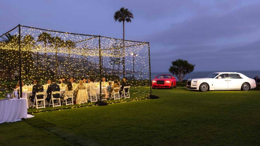 Kết hợp cùng với đó là đường kẻ coachline màu đen chạy dọc thân xe