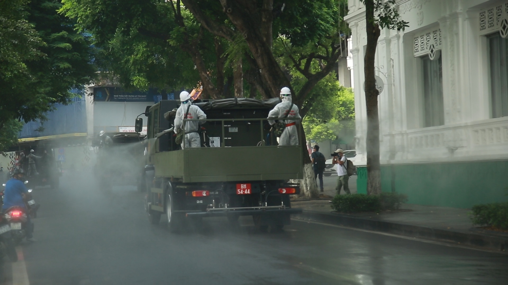 Tại quận Hoàn Kiếm, xe đặc chủng sẽ phun khử khuẩn cho các khu vực phường Phúc Tân, Chương Dương; khu vực phố cổ; tuyến phố xung quanh Trụ sở Thành ủy, HĐND, UBND thành phố; các khu vực xung quanh hồ Hoàn Kiếm và các trục giao thông chính Trần Hưng Đạo, Hai Bà Trưng, Lý Thường Kiệt.