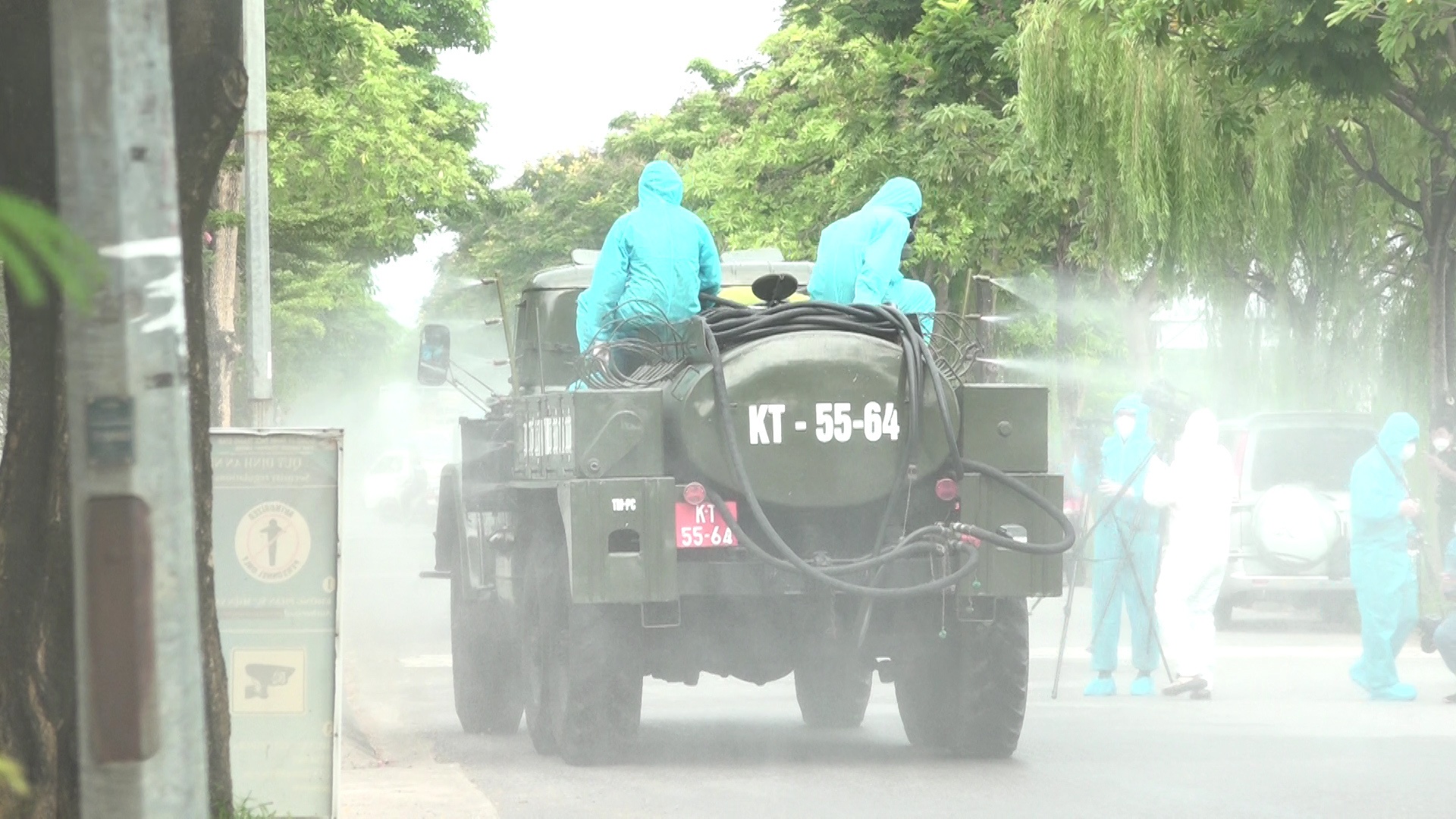 Trước đó, sáng 25/7, Bí thư Thành ủy Hà Nội Đinh Tiến Dũng tới thăm, kiểm tra Sở Chỉ huy công tác phòng chống COVID-19 thành phố Hà Nội (trụ sở UBND thành phố, số 4 phố Lê Lai, quận Hoàn Kiếm) và dự họp trực tuyến với sở chỉ huy các sở, ngành, quận, huyện, thị xã.
Bí thư đề nghị Sở Chỉ huy thành phố giao cho Bộ Tư lệnh Thủ đô tổ chức phun khử khuẩn tương đối rộng trên địa bàn. Sở Công Thương phải có phương án bảo đảm nguồn hàng hóa thiết yếu dài hơi hơn. Các cấp, các ngành quan tâm, tạo điều kiện bảo đảm lưu thông hàng hóa...