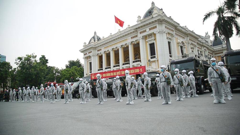 Sáng nay (26/7), Bộ Tư lệnh Thủ đô phối hợp với Binh chủng hóa học tiến hành phun khử khuẩn tại các quận Hoàn Kiếm, Đống Đa và Hoàng Mai, Chương Mỹ.