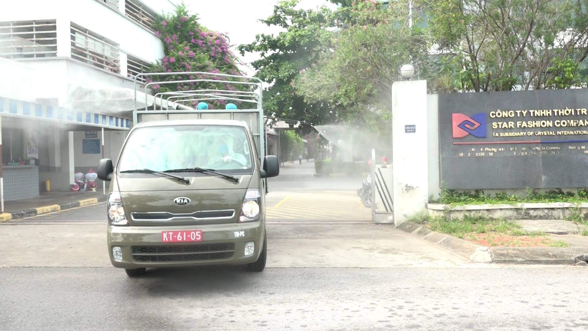 Cũng trong ngày hôm nay, Bộ Tư lệnh Thủ đô cũng phun khử khuẩn 3 khu vực ở huyện Chương Mỹ.