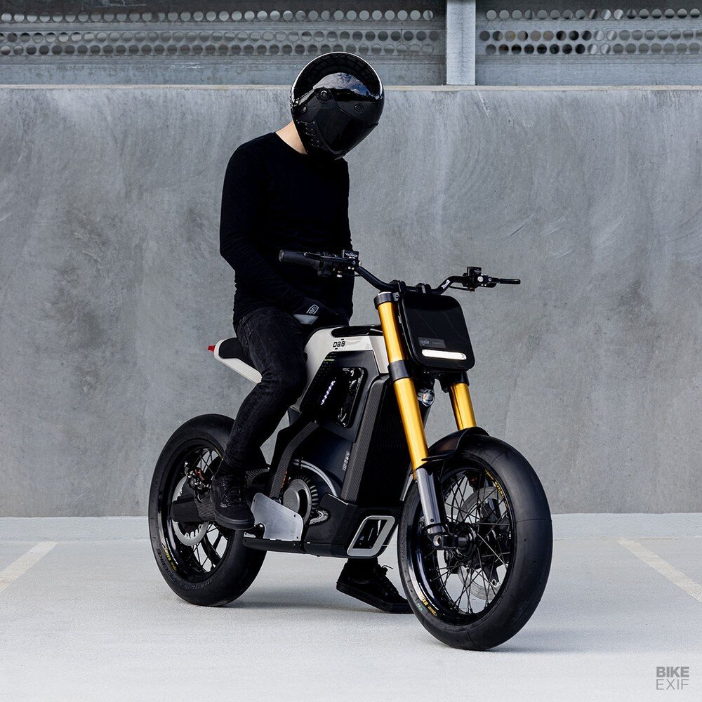 Được tạo ra để phục vụ việc sử dụng trong môi trường đô thị, Concept-E có khả năng di chuyển 110km với tốc độ tối đa 105km/h sau mỗi lần sạc đầy