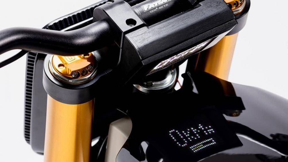 Do vẫn là một phiên bản Concept nên mẫu xe điện này chưa được trang bị đầy đủ xi-nhan, gương hay bộ phận bắt biển số