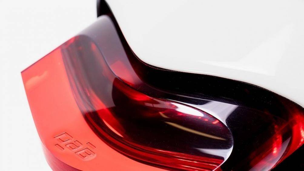 Những chi tiết trên Concept-E lại hoàn mỹ và thu hút hơn với dàn vỏ có pha Carbon, nhôm CNC và dàn đèn pha, đèn hậu tuyệt đẹp