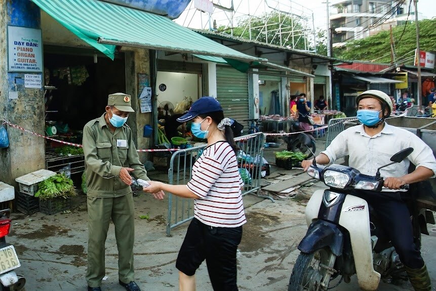 Theo Chủ tịch UBND quận Tây Hồ, sau buổi sáng đầu tiên thực hiện đi chợ theo phiếu, quận đã họp để rút kinh nghiệm và thống nhất qui định cho bà con nhân dân đi chợ 3 ngày/1 lần.