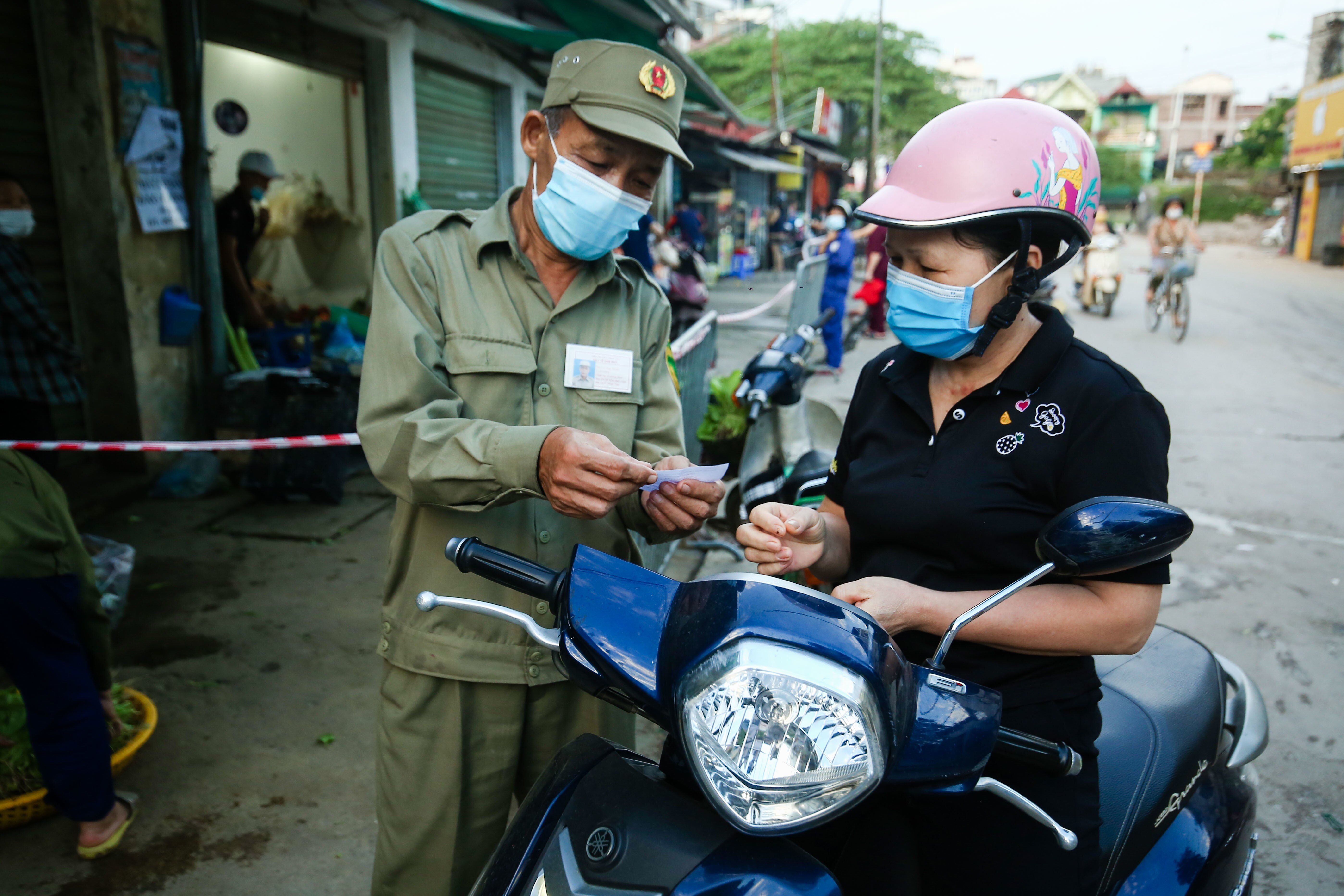 Lãnh đạo UBND phường Nhật Tân cho biết, phiếu đi chợ được UBND phường chia 2 ngày chẵn, lẻ, ai có phiếu ngày chẵn thì đi ngày chẵn, ai có phiếu ngày lẻ thì đi chợ ngày lẻ.