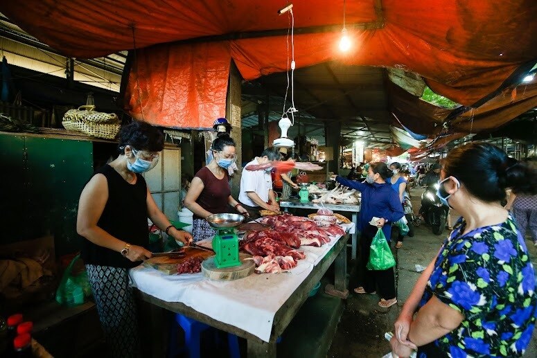 Trong chợ, đã yêu cầu tạm ngưng hoạt động với các mặt hàng, ngành hàng bán hàng không thiết yếu, nhằm giảm bớt số lượng người dân vào chợ.
