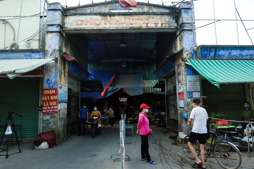 Chợ Nhật Tân đặt barie chia hai luồng người ra/vào chợ. Được biết, việc triển khai đi chợ bằng thẻ sẽ được triển khai tại tất cả phường thuộc quận Tây Hồ.