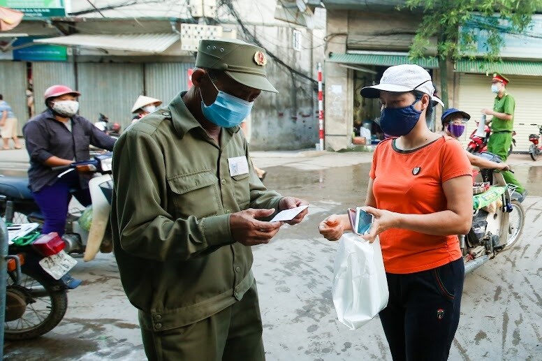 Sau đó, người dân trình phiếu đi chợ để kiểm tra và Ban quản lý chợ sẽ thu lại phiếu này để kiểm soát.