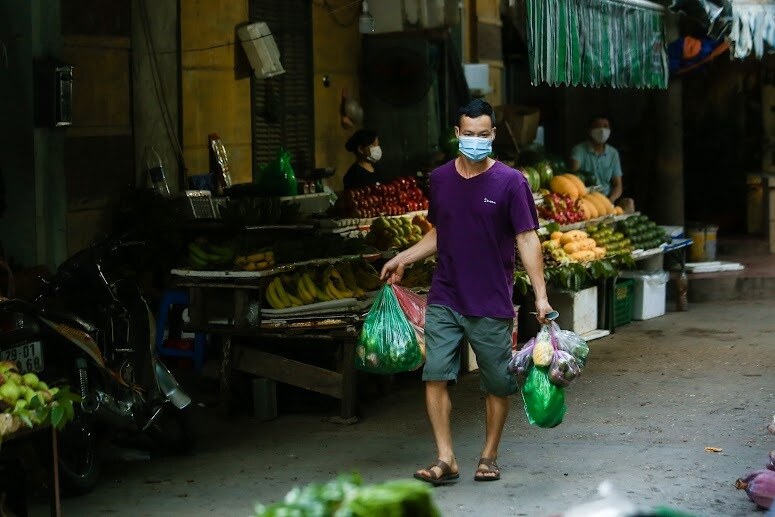 Để hạn chế đi chợ, người tới chợ thường mua rất nhiều đồ. Ngoài phát phiếu đi chợ, quận Tây Hồ còn phát thẻ lao động cho các hộ gia đình, mỗi hộ một người, được phép ra vào bãi đào phường Nhật Tân lao động trong thời gian giãn cách xã hội.