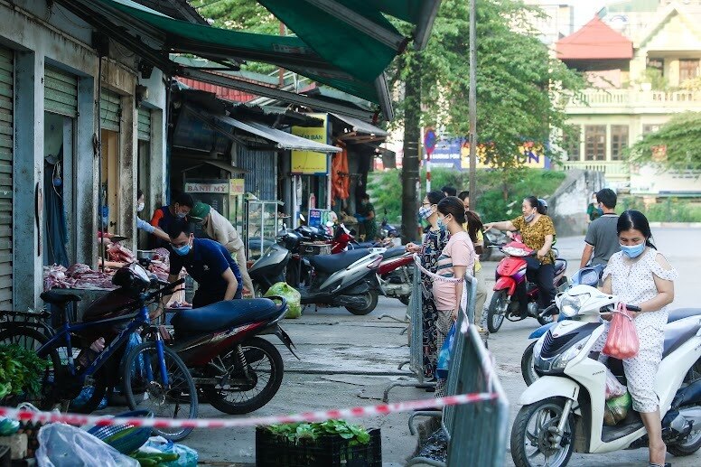 Các quầy hàng tại chợ Nhật Tân đã chăng dây phía ngoài để giữ khoảng cách an toàn giữa người mua, người bán.