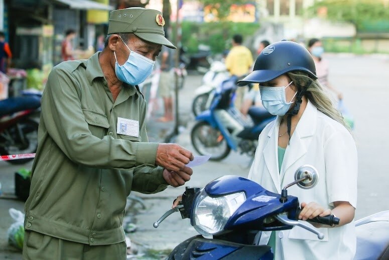 Trước đó, tại địa bàn một số phường như: Nhật Tân, Tứ Liên… mỗi hộ dân được nhận phiếu đi chợ trong 15 ngày giãn cách xã hội, trên phiếu ghi rõ họ tên đại diện hộ gia đình, địa chỉ.