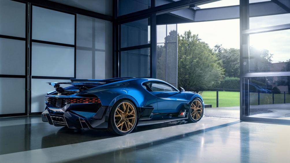 Chiếc Divo cuối cùng xuất xưởng mang trên mình màu sơn EB 110 LM Blue, kết hợp với đó là các chi tiết carbon màu xanh đen ở phần vè dưới