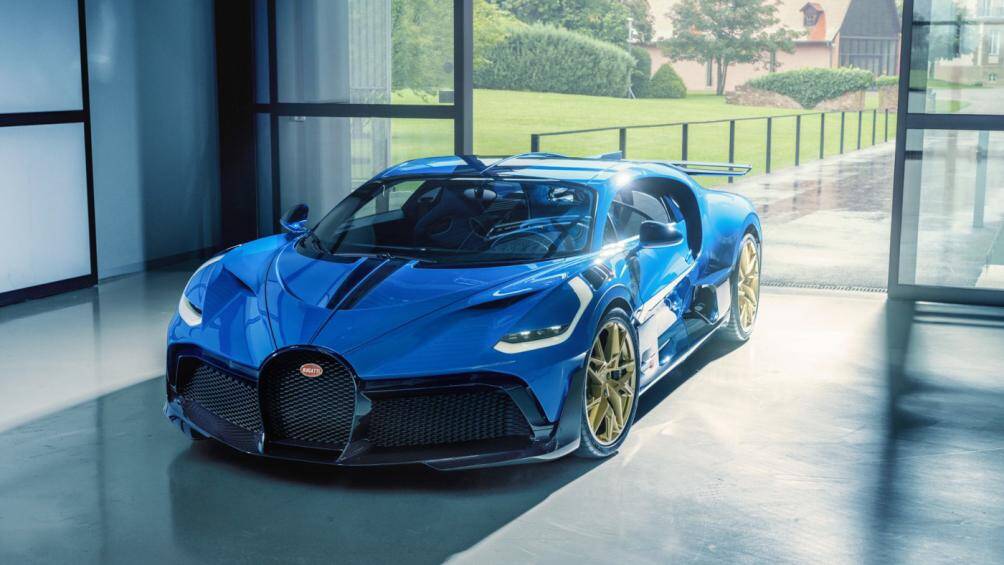 Theo công bố của Bugatti, nhờ sử dụng vật liệu carbon và loại bỏ một số bộ phận cách âm, trọng lượng tổng thể của Divo nhẹ hơn Chiron 35 kg