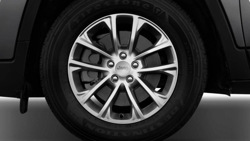 Theo hình minh hoạ trên web của nhà phân phối, Cherokee tại Việt Nam có thể là bản Limited với những đường viền chrome xung quanh xe cùng bộ mâm 5 chấu đơn