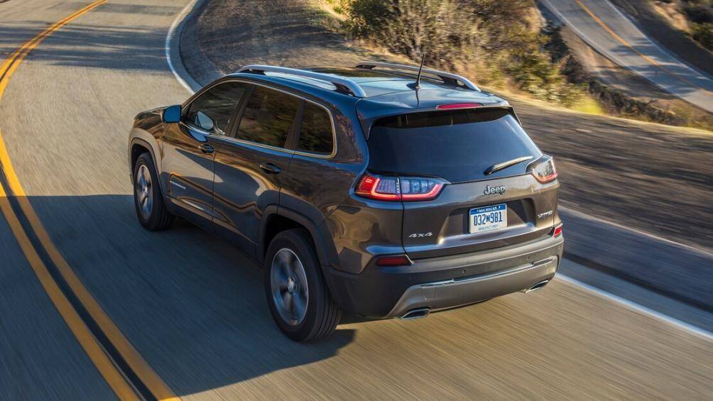 Cherokee thuộc phân khúc C với kích thước tương đương với Honda CR-V hay Mazda CX-5. Xe có chiều dài 4.623 mm và rộng 1.859 mm, trục cơ sở 2.700 mm