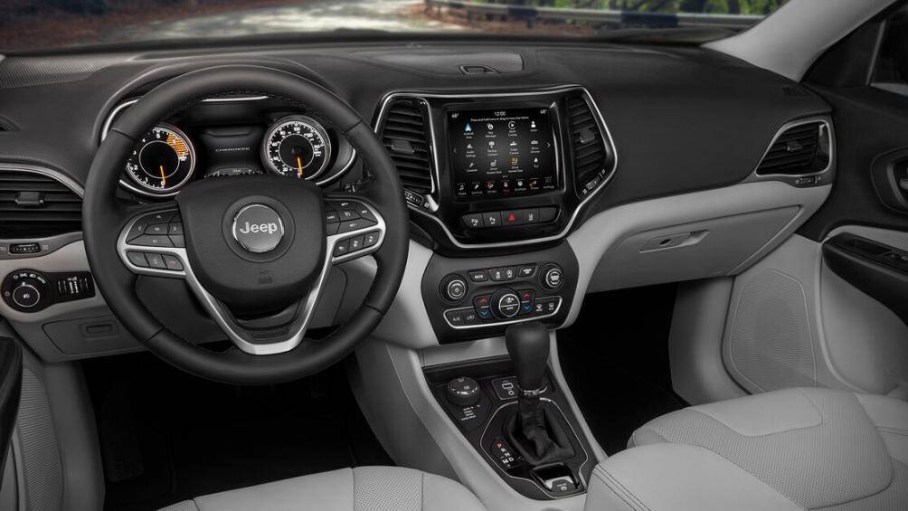 Xe có tuỳ chọn màn hình giải trí 7 inch hoặc 8,4 inch, hỗ trợ Apple CarPlay/Android Auto