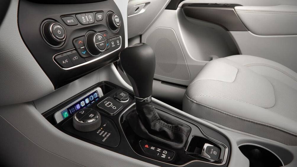 Tại Mỹ, xe còn có một số tuỳ chọn động cơ xăng khác như máy V6 3,2 lít công suất 271 mã lực và máy I4 2,4 lít công suất 180 mã lực