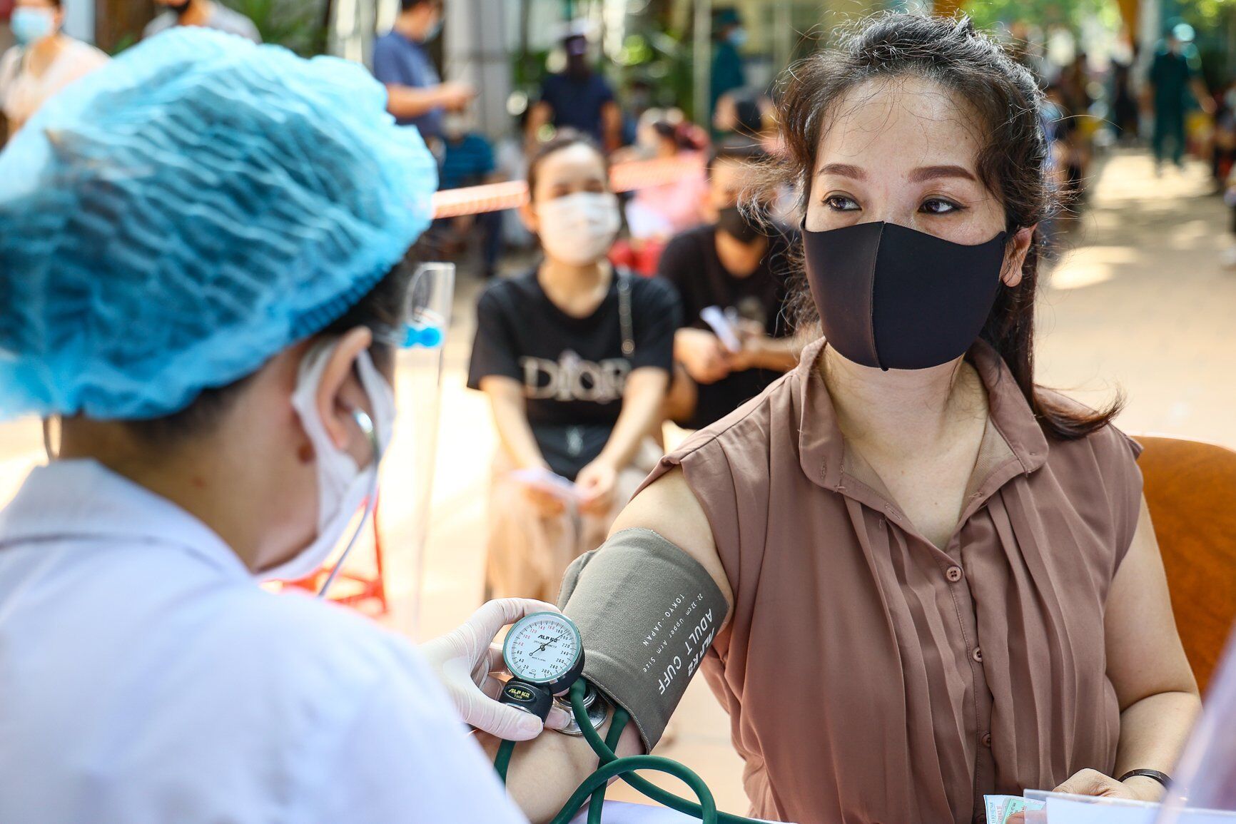 Tại khu vực khám sàng lọc trước tiêm, người dân sẽ được cán bộ y tế thông báo cụ thể những trường hợp hoãn tiêm chủng, gồm: Người đang mắc bệnh cấp tính; phụ nữ mang thai, phụ nữ đang nuôi con bằng sữa mẹ; những người bị suy giảm khả năng đáp ứng miễn dịch, ung thư giai đoạn cuối, xơ gan...