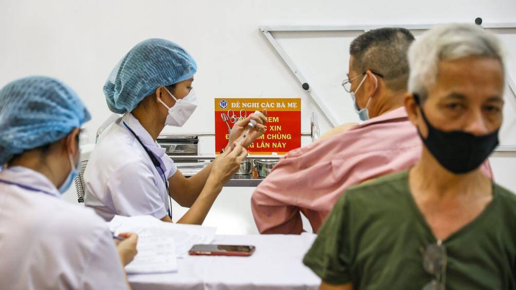 Sáng nay (28/7), Hà Nội bắt đầu triển khai chiến dịch tiêm vaccine phòng Covid-19 diện rộng cho người dân. Đây là chiến dịch tiêm vaccine phòng Covid-19 lớn nhất trong lịch sử, được kéo dài hơn 9 tháng (từ tháng 7/2021 đến tháng 4/2022) với 5,1 triệu liều vaccine.