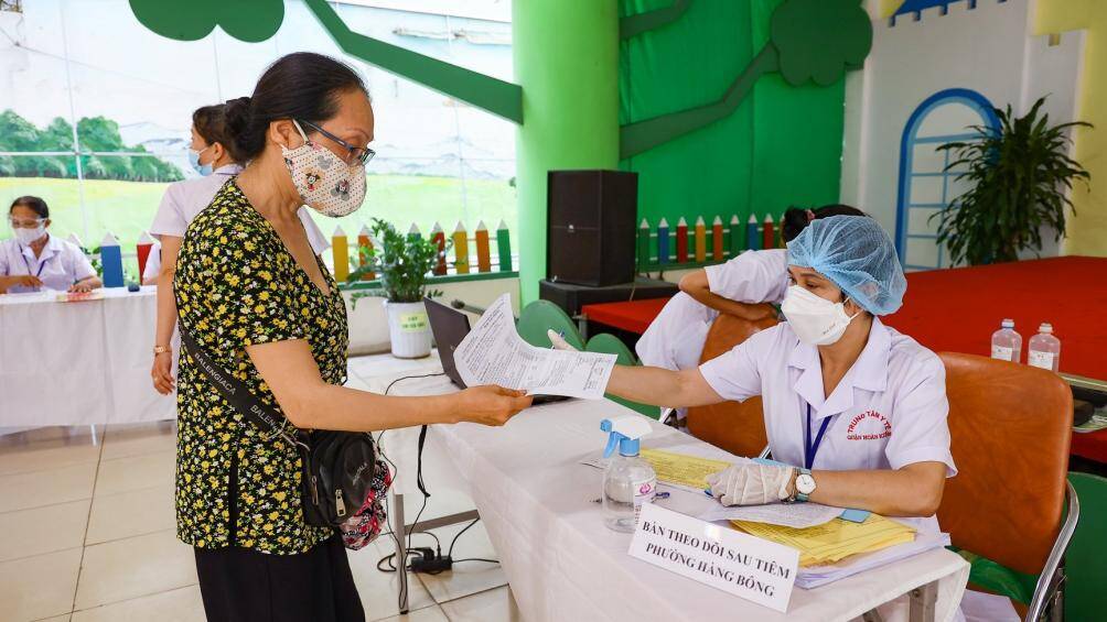 Được biết, trong đợt tiêm chủng này, quận Hoàn Kiếm nhận được 16.000 liều, trong đó có gần 7.000 liều vaccine Moderna và số còn lại là Astra Zeneca.