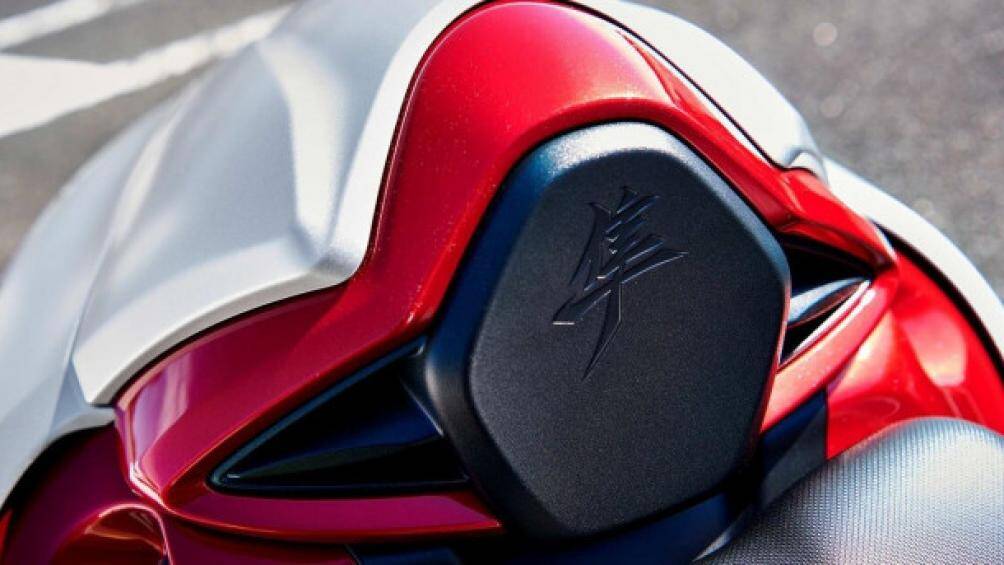 Suzuki Hayabusa 2021 được trang bị hệ thống treo mới của KYB bao gồm giảm xóc lộn ngược trước, bộ la-zăng hợp kim 7 chấu mới với lốp Bridgestone S22