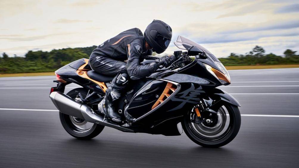 So với "người tiền nhiệm", Suzuki Hayabusa 2021 sở hữu các đường nét sắc sảo, thể thao thay vì bầu tròn như phiên bản cũ