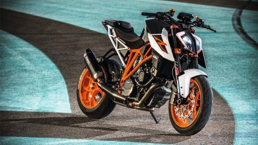 5. KTM 1290 Super Duke R (giá: 15.860 USD)