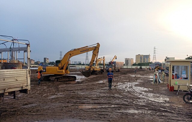 Cùng với đó, là hàng chục thiết bị máy móc tiên tiến phục vụ quá trình vẫn chuyển, nâng vật liệu để xây dựng bệnh viện dã chiến.