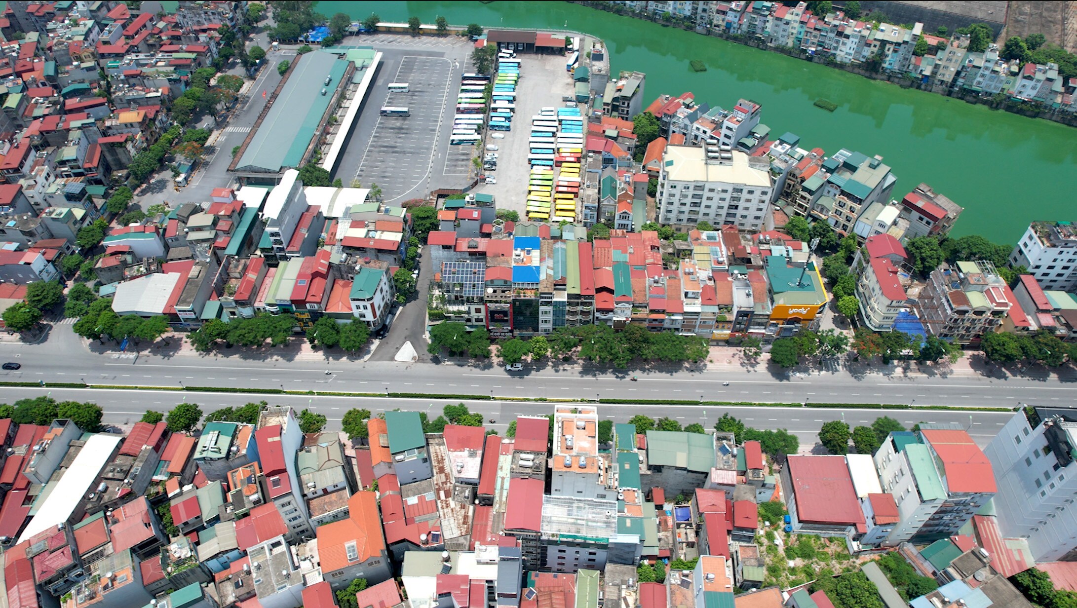 Bến xe Gia L&acirc;m kh&ocirc;ng một b&oacute;ng người v&igrave; hoạt động vận tải li&ecirc;n tỉnh đến H&agrave; Nội bị tạm dừng từ khi th&agrave;nh phố gi&atilde;n c&aacute;ch.