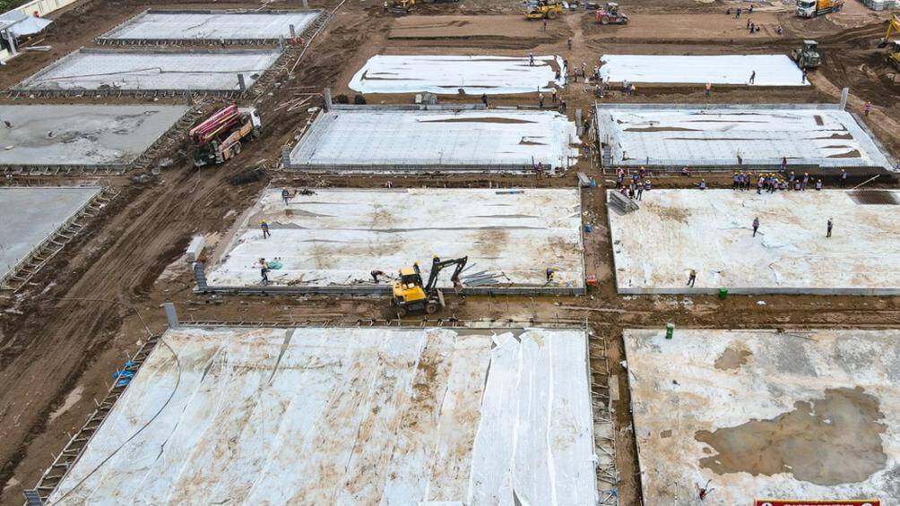 Chiều nay (30/7), có mặt tại công trường, PV ghi nhận có hàng trăm công nhân đang tiến hành xây dựng bệnh viện trên tinh thần khẩn trương nhất.