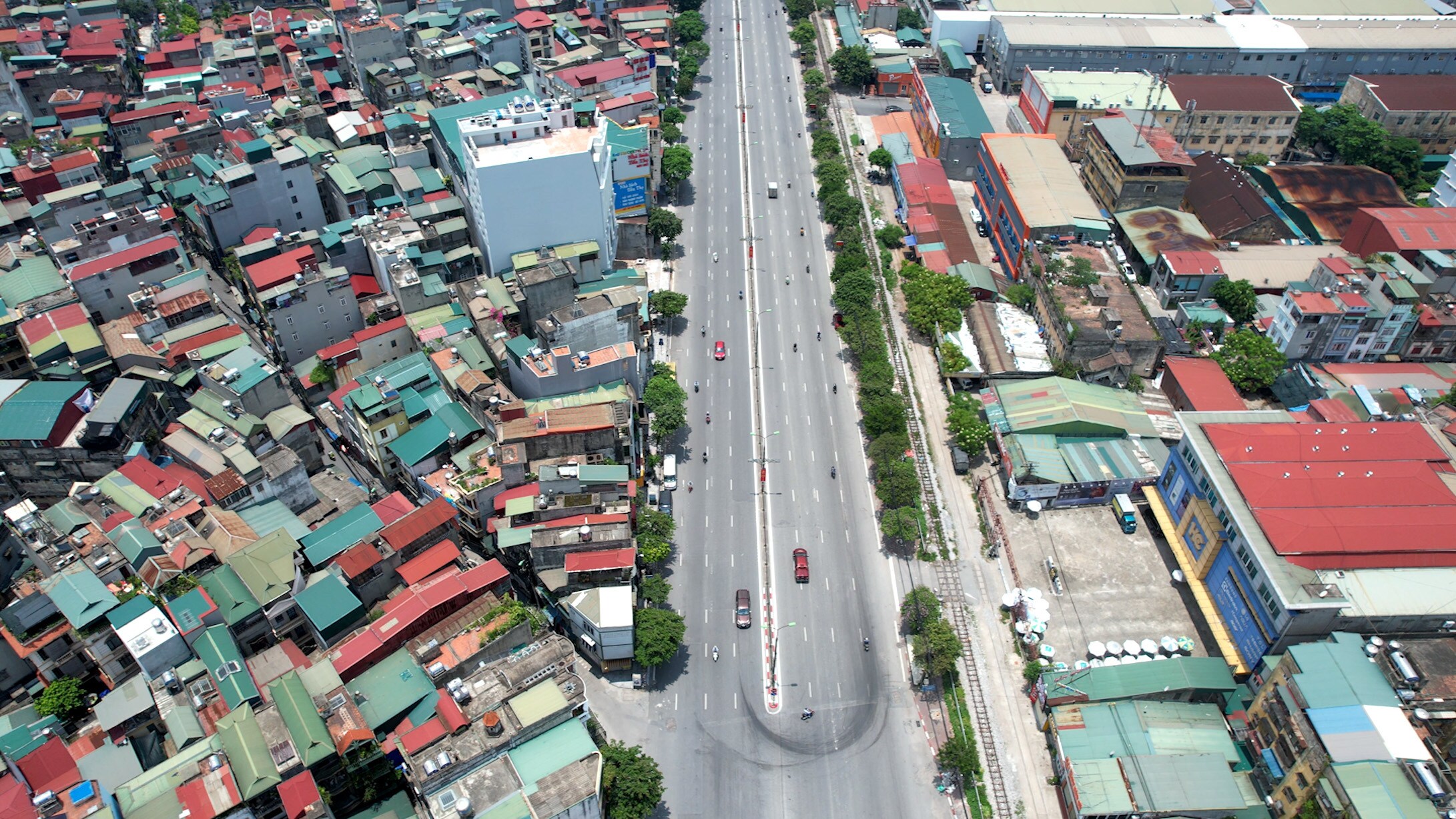 C&aacute;ch đ&oacute; kh&ocirc;ng xa l&agrave; phố Giải Ph&oacute;ng - con đường huyết mạch nối ph&iacute;a Nam với trung t&acirc;m TP H&agrave; Nội, ng&agrave;y đ&ecirc;m nườm nượp phương tiện qua lại th&igrave; nay t&uacute;c tắc v&agrave;i xe đi qua.