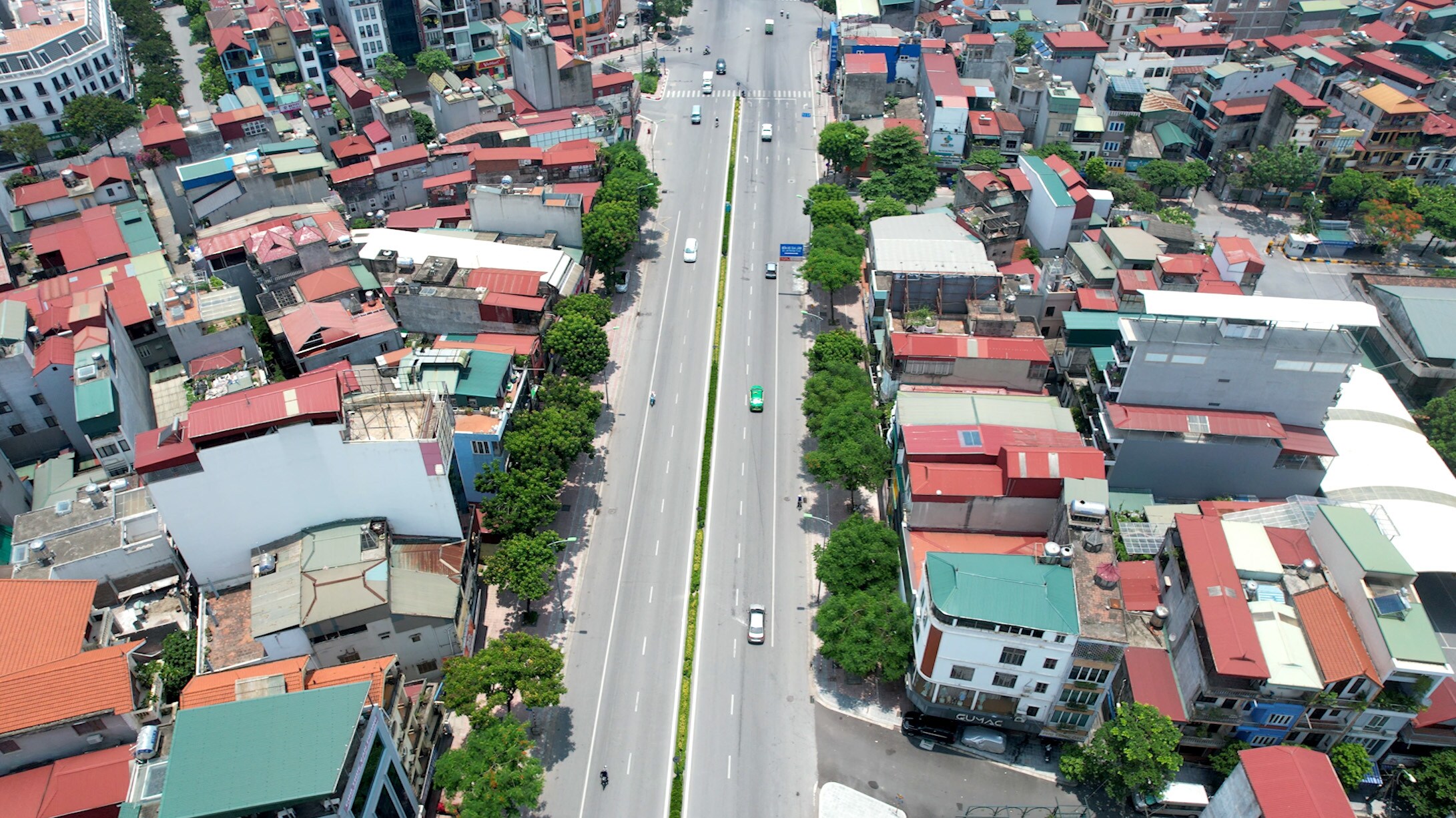 Đường Nguyễn Văn Cừ (quận Long Bi&ecirc;n) cũng thưa thớt phương tiện qua lại.