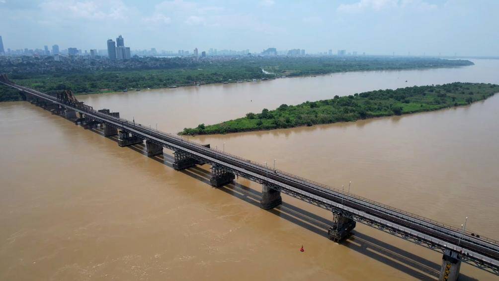 Cũng giống như cầu Nhật T&acirc;n, cầu Long Bi&ecirc;n lượng người qua lại c&oacute; thể đếm tr&ecirc;n đầu ng&oacute;n tay. Với tuổi đời hơn một thế kỷ, c&oacute; lẽ đ&acirc;y l&agrave; lần đầu tiền c&acirc;u Long Bi&ecirc;n vắng "hơi người" đến thế.