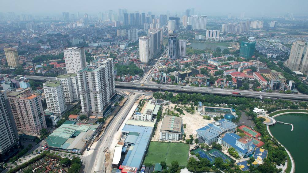 Nga tư L&ecirc; Văn Lương giao với Tố Hữu ng&agrave;y thường c&aacute;c phương tiện phải nối đu&ocirc;i, xếp h&agrave;ng v&igrave; ph&acirc;n luồng giao th&ocirc;ng phục vụ thi c&ocirc;ng hầm chui th&igrave; nay "kh&ocirc;ng một b&oacute;ng người" qua lại.