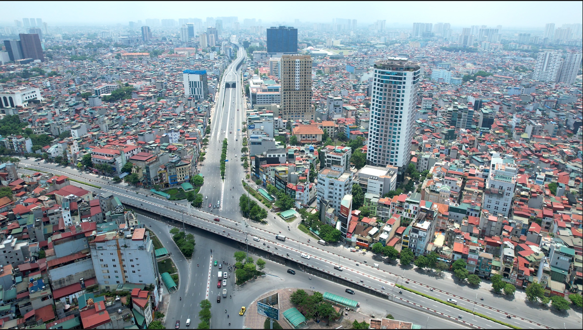 H&ocirc;m nay (30/7), l&agrave; ng&agrave;y thứ 7, TP H&agrave; Nội thực hiện gi&atilde;n c&aacute;ch x&atilde; hội theo Chỉ thị 16 của Thủ tướng Ch&iacute;nh phủ. Giao th&ocirc;ng H&agrave; Nội tiếp tục thưa vắng người qua lại.
Ảnh chụp từ Ng&atilde; Tư Sở v&agrave;o 10h s&aacute;ng nay cho thấy lượng phương tiện thưa thớt, kh&aacute;c xa so với trước khi chưa thực hiện gi&atilde;n c&aacute;ch x&atilde; hội.