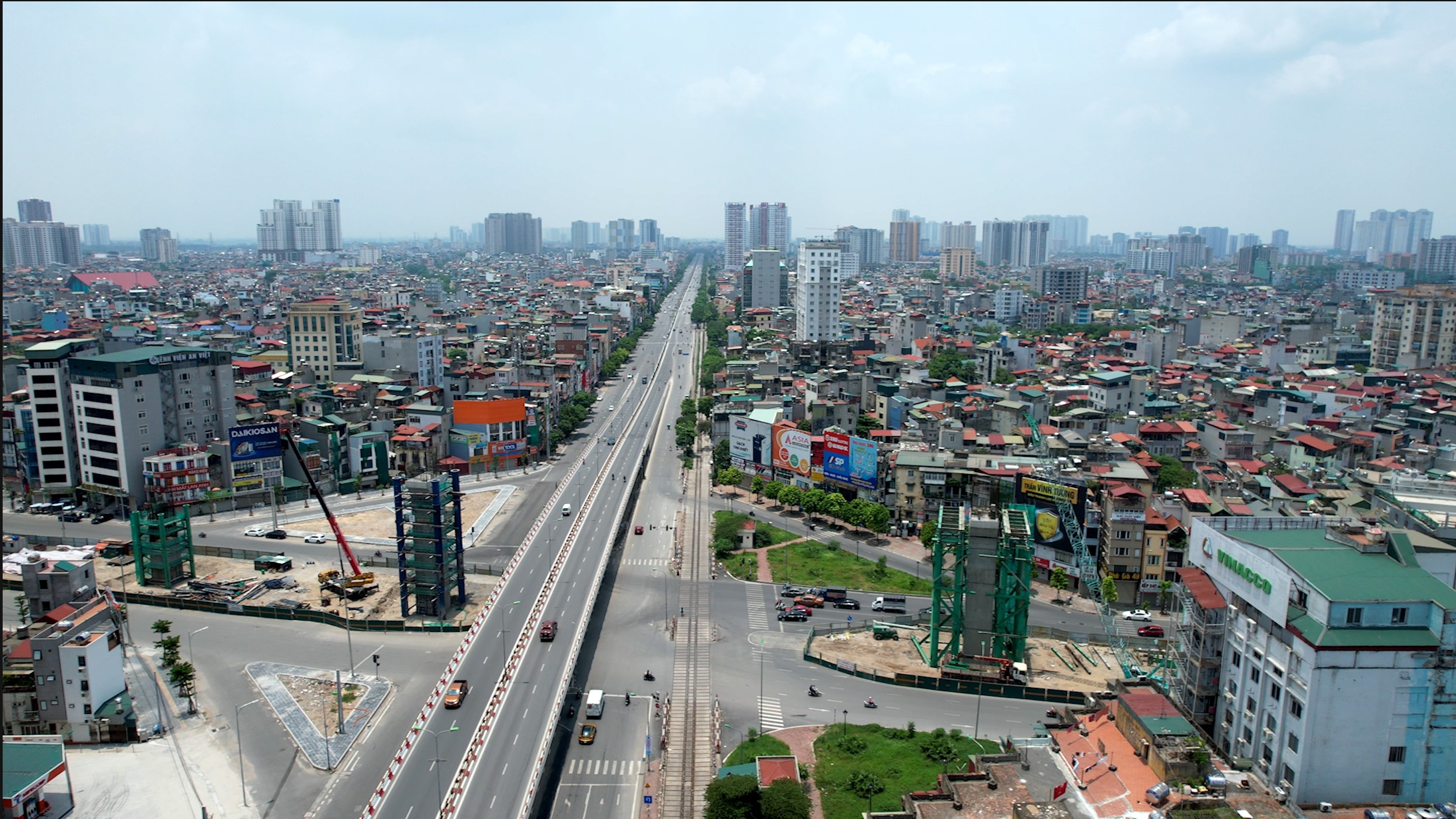 Ng&atilde; tư Vọng - điểm thường xuy&ecirc;n &ugrave;n tắc v&igrave; c&ocirc;ng trường thi c&ocirc;ng th&igrave; giờ đ&acirc;y, phương tiện lưa thưa.