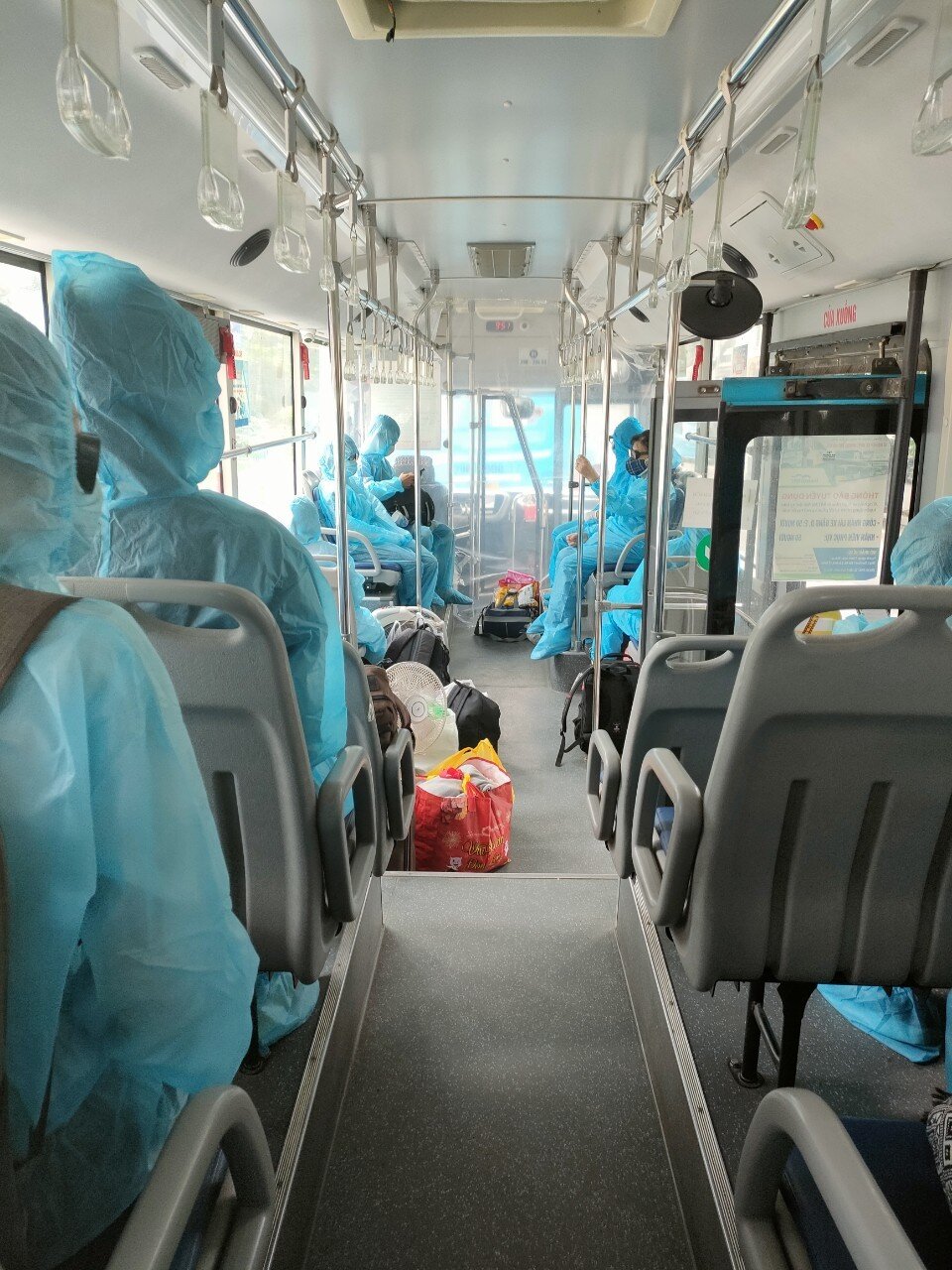 Trong sáng nay (30/7), Transerco cũng bố trí xe buýt thuộc Xí nghiệp xe buýt nhanh BRT Hà Nội đưa đón 68 công dân F1 về các khu cách ly tập trung theo quy định.
