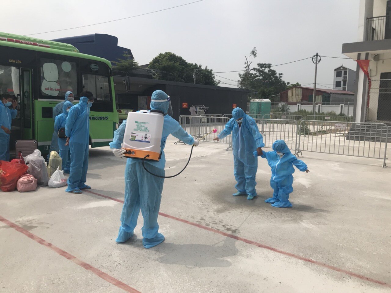 Các biện pháp phòng dịch Covid-19 được áp dụng nghiêm ngặt bao gồm việc trang bị quần áo bảo hộ, khử khuẩn...