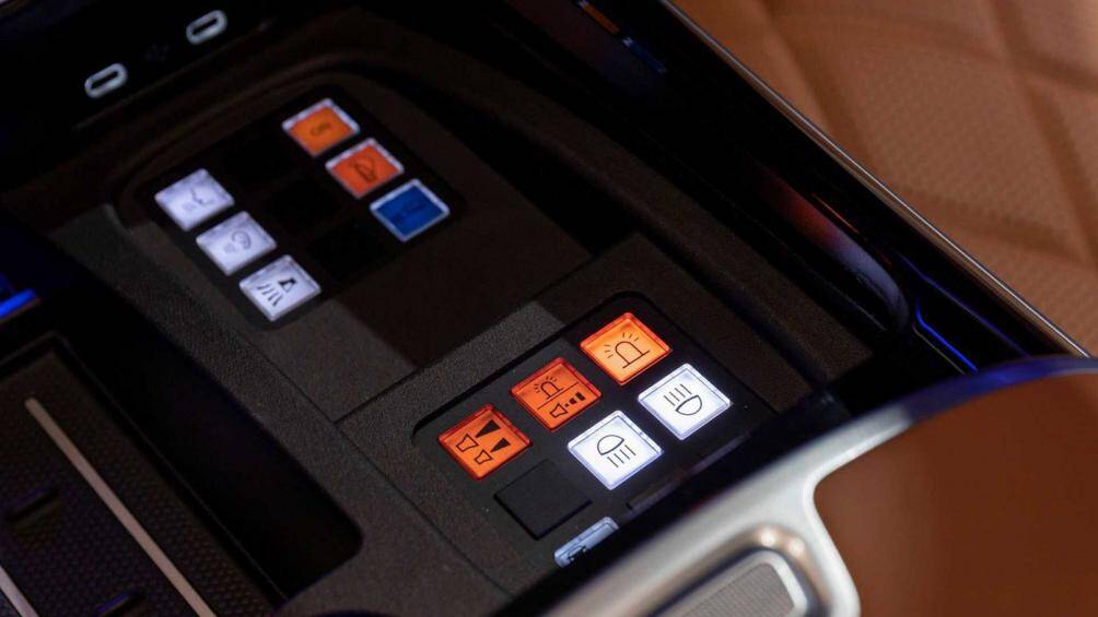 Ở phần bảng điều khiển phía trước của xe được trang bị thêm loạt nút bấm đa năng bao gồm nút điều chỉnh hệ thống đèn cảnh báo, nút phát thanh...