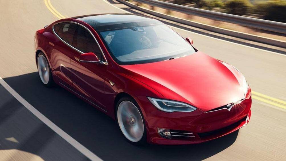 1. Tesla Model S: Giá 80.000 USD, quãng đường đi được 651 km một lần sạc