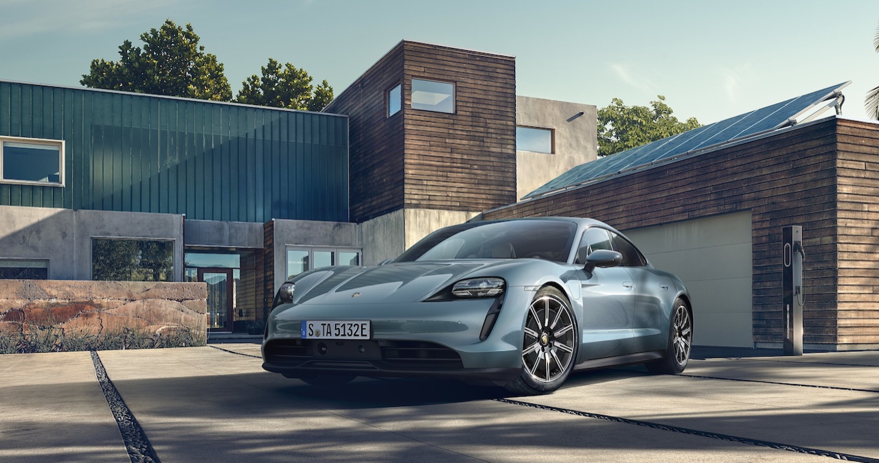 7. Porsche Taycan 4S: Giá 79.900 USD, quãng đường đi được 365 km một lần sạc