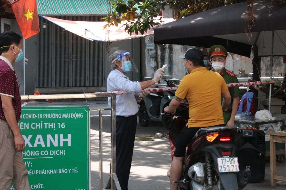 Từ ngày 2/8, những "vùng xanh an toàn" lần đầu tiên xuất hiện ở Thủ đô. Đến nay, đã có khoảng gần 50 "vùng xanh an toàn" được hình thành tại hai phường: Mai Động và Đại Kim, quận Hoàng Mai, Hà Nội.