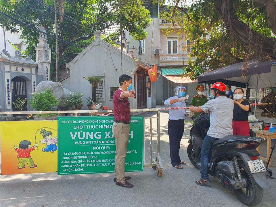 Một người đi xe máy được mời quay đầu khi không phải dân cư của khu phố, không có lý do cần thiết để đi vào "vùng xanh an toàn"