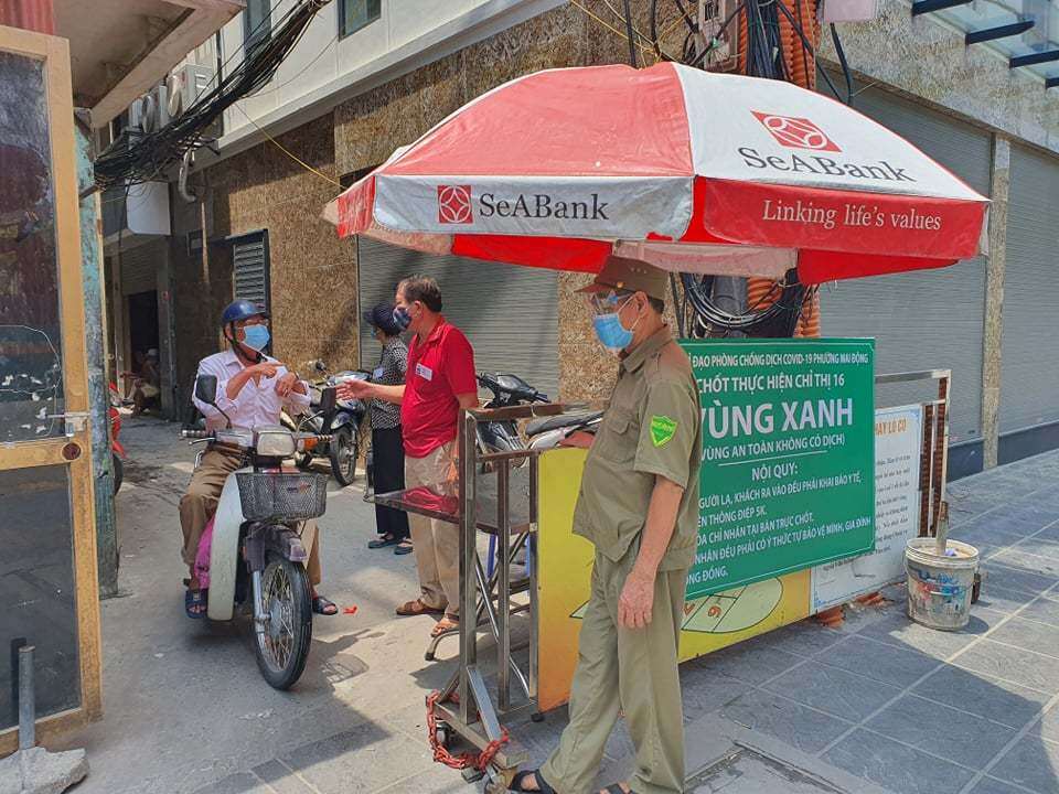 Ông Triệu Văn Mùi (SN 1955, tổ trưởng tổ 3, phường Mai Động, quận Hoàng Mai, Hà Nội) người trực tiếp kiểm soát tại chốt Vùng Xanh an toàn không có dịch Covid-19 địa bàn 2 khu 3 và 2, Ngõ 296 Minh Khai, phường Mai Động thông tin: Để đảm bảo cho người ở ngoài, địa phương khác có dịch không vào khu dân cư, còn những người sinh sống trong khu vực ra vào đều được đo kiểm tra thân nhiệt, cũng như khai báo y tế, lý do đi đâu mới được ra ngoài.